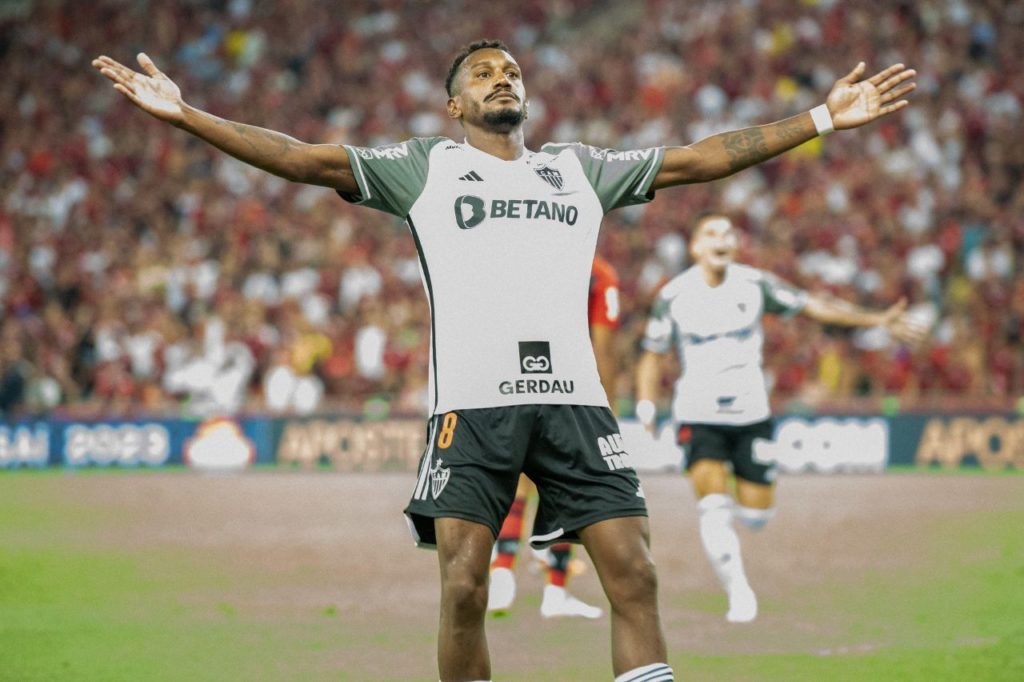 Volante Edenilson comemorando gol pelo Atlético-MG