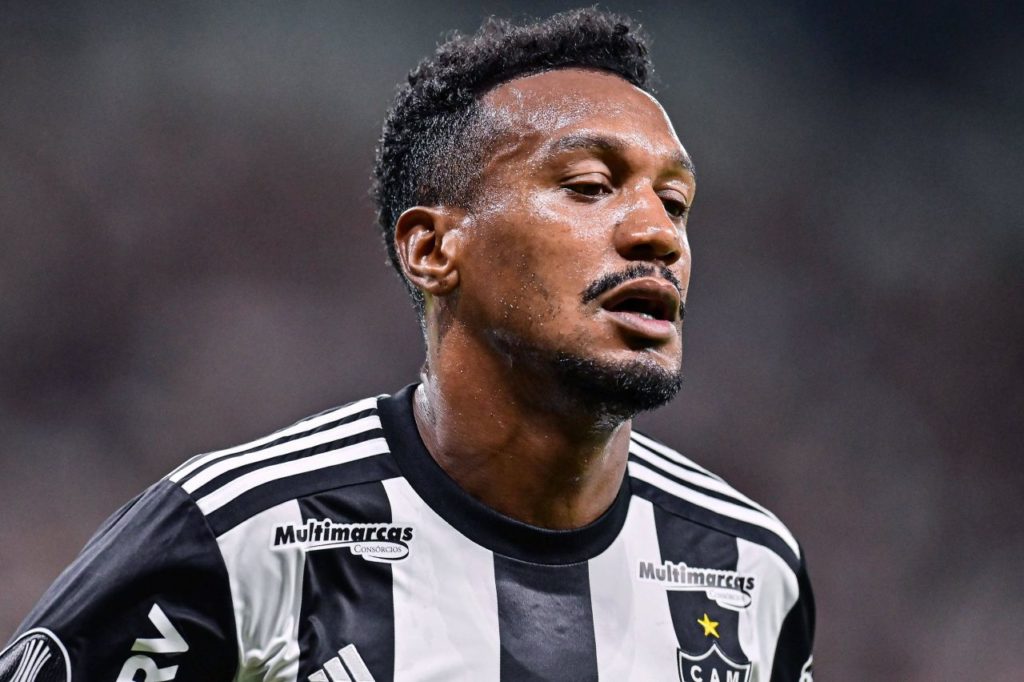 Meia Edenílson em jogo do Atlético-MG