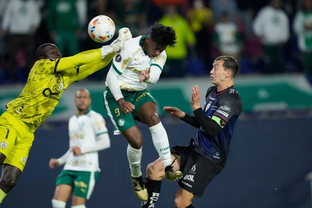 Atacante Endrick marcando o primeiro gol do Palmeiras em cima do Del Valle em Quito pela Libertadores