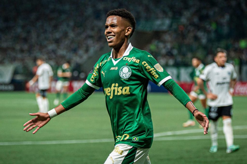 Estêvão, joia do Palmeiras, comemora gol pela Libertadores