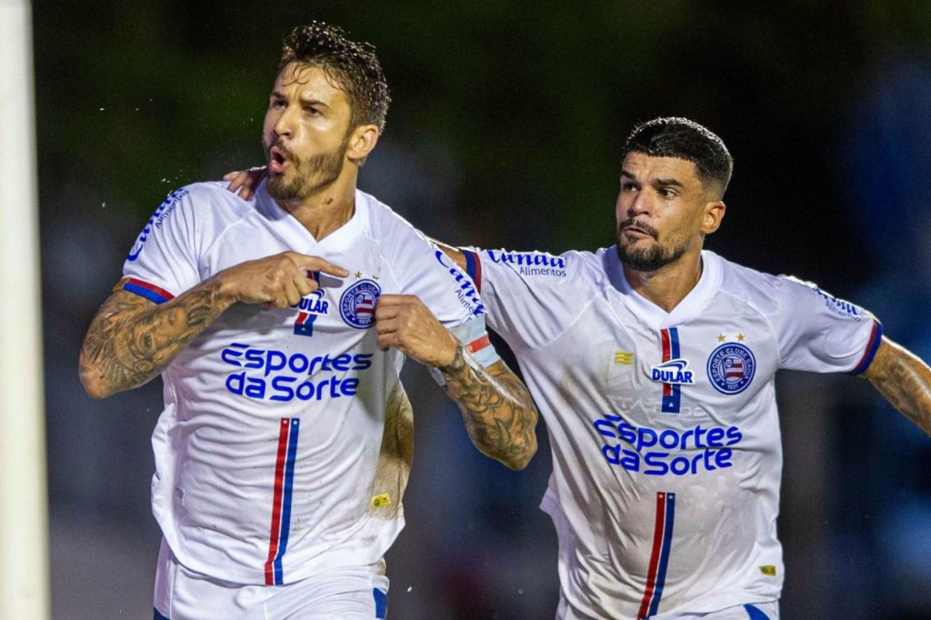 Everaldo-Bahia-gol-alamy2X2C873 Everaldo comemora gol do Bahia no clássico com o Vitória no Barradão