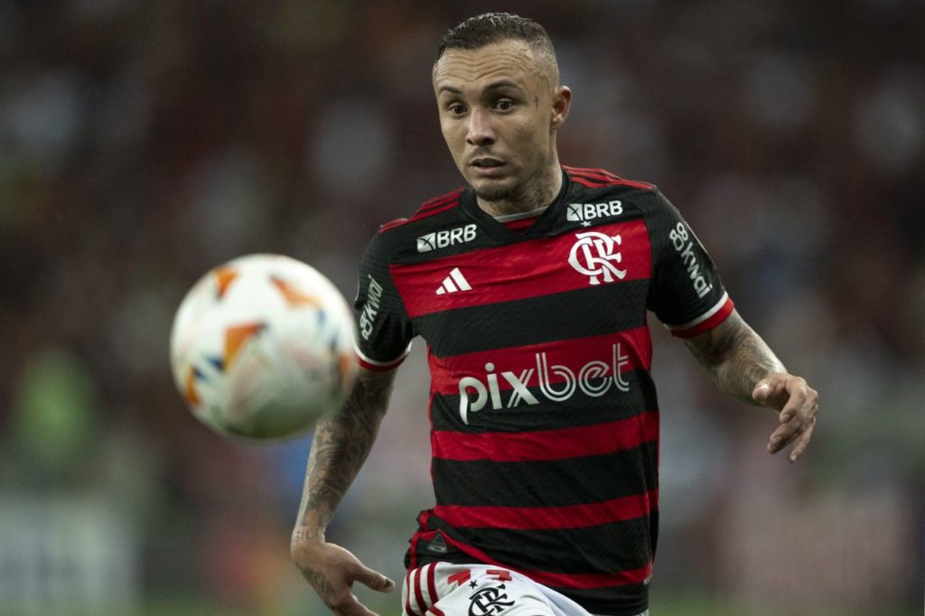 Atacante Everton Cebolinha em ação pelo Flamengo