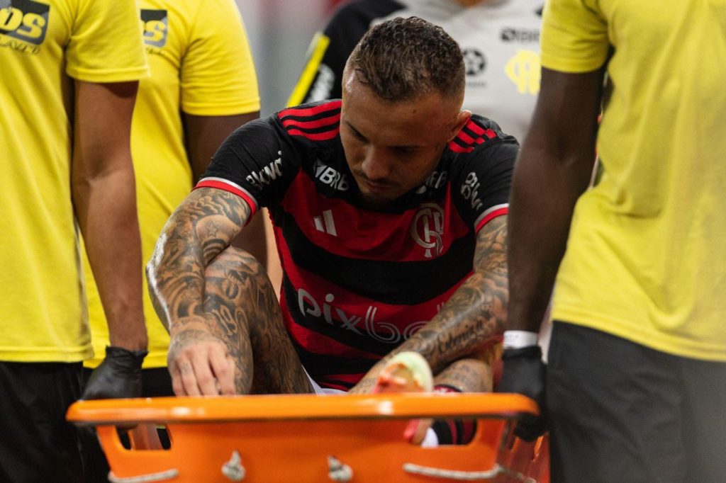 Atacante Everton Cebolinha do Flamengo saindo de macada do gramado