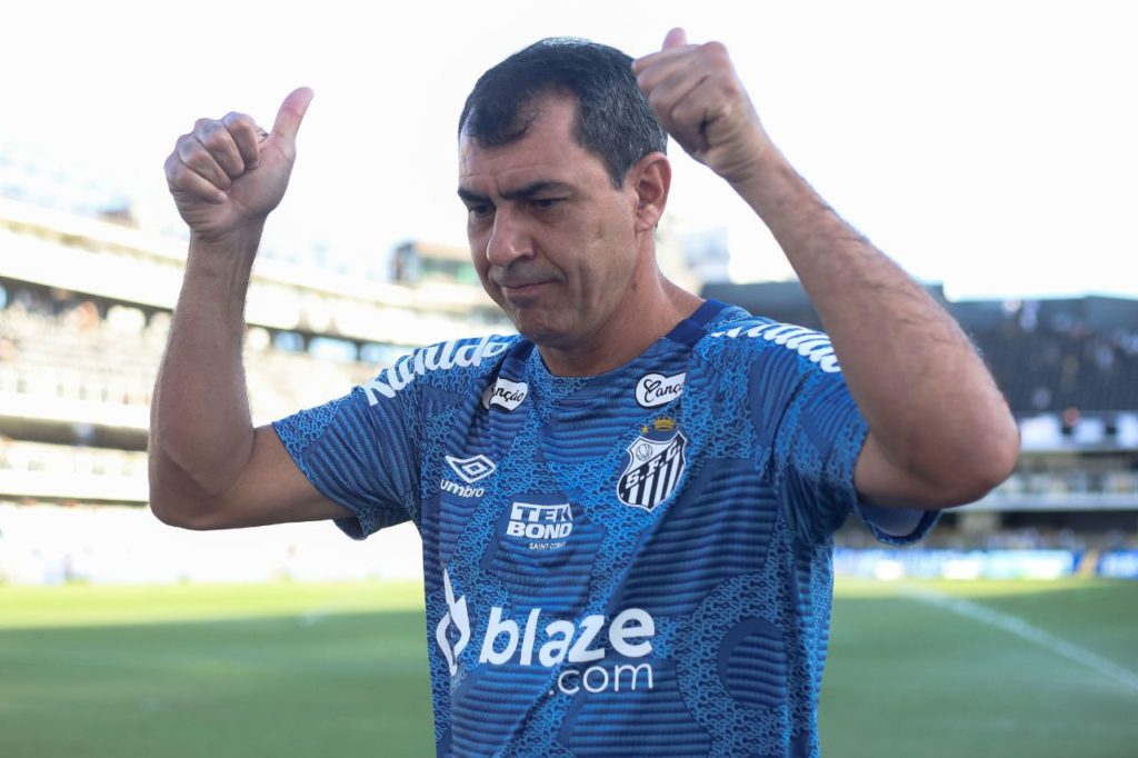 Treinador Fábio Carille no comando do Santos