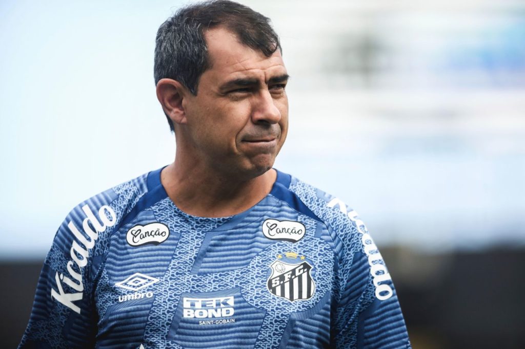Fabio-Carille-treinador-Santos-alamy2X27MF8 Técnico Fábio Carille em treinamento do Santos