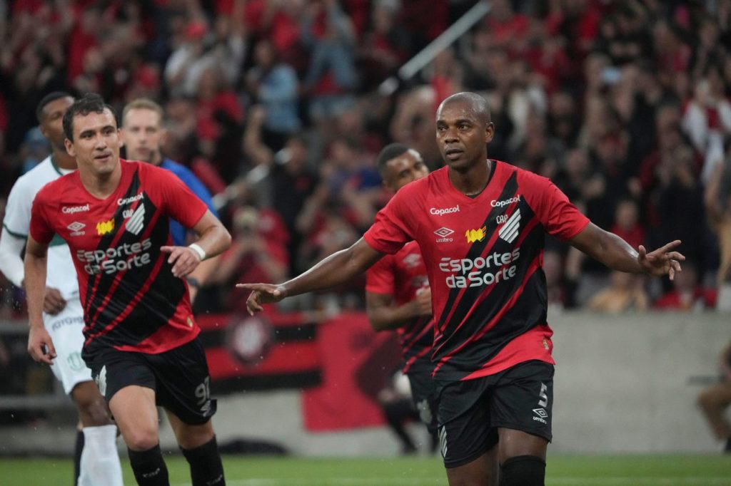 Volante Fernandinho comemorando gol do Athletico Paranaense na final contra o Maringá
