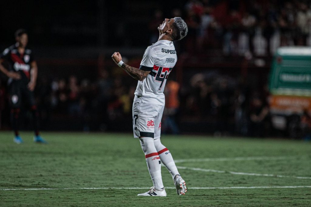 Atacante Ferreira comemora gol do São Paulo na vitória em cima do Atlético-GO pelo Campeonato Brasileiro