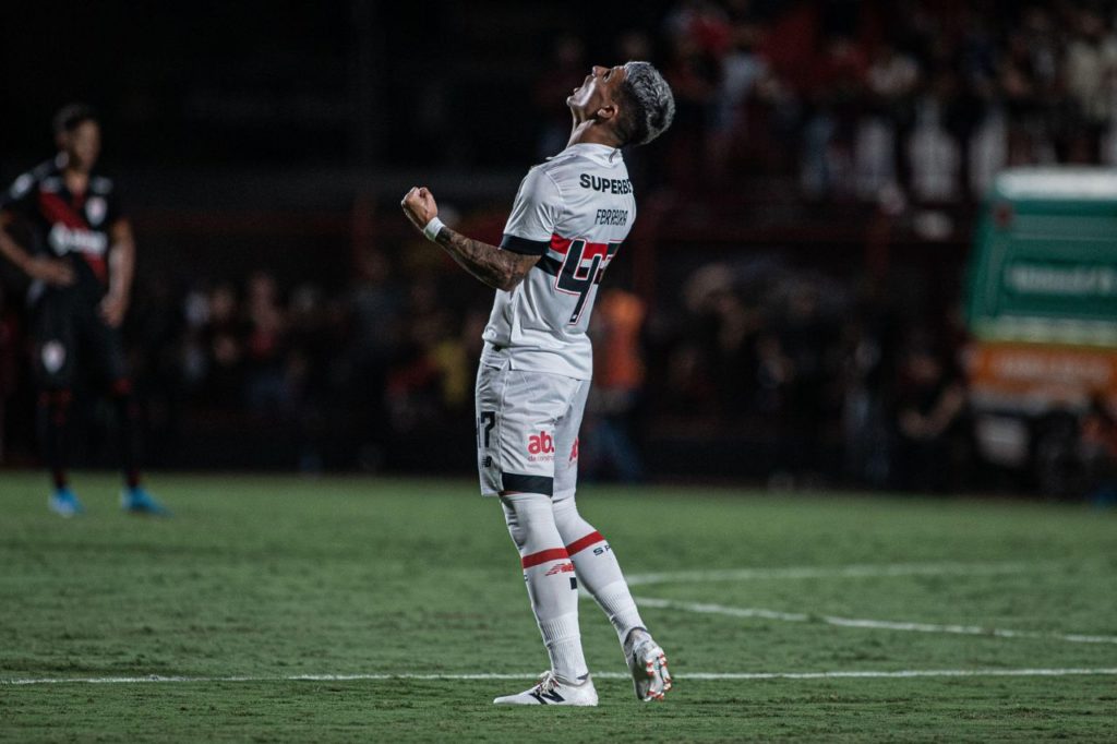 Ferreira-São-Paulo-gol-alamy2X2CMA9 Atacante Ferreira comemora gol do São Paulo na vitória em cima do Atlético-GO pelo Campeonato Brasileiro