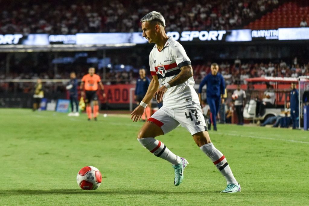 Atacante Ferreira em jogo do São Paulo na atual temporada