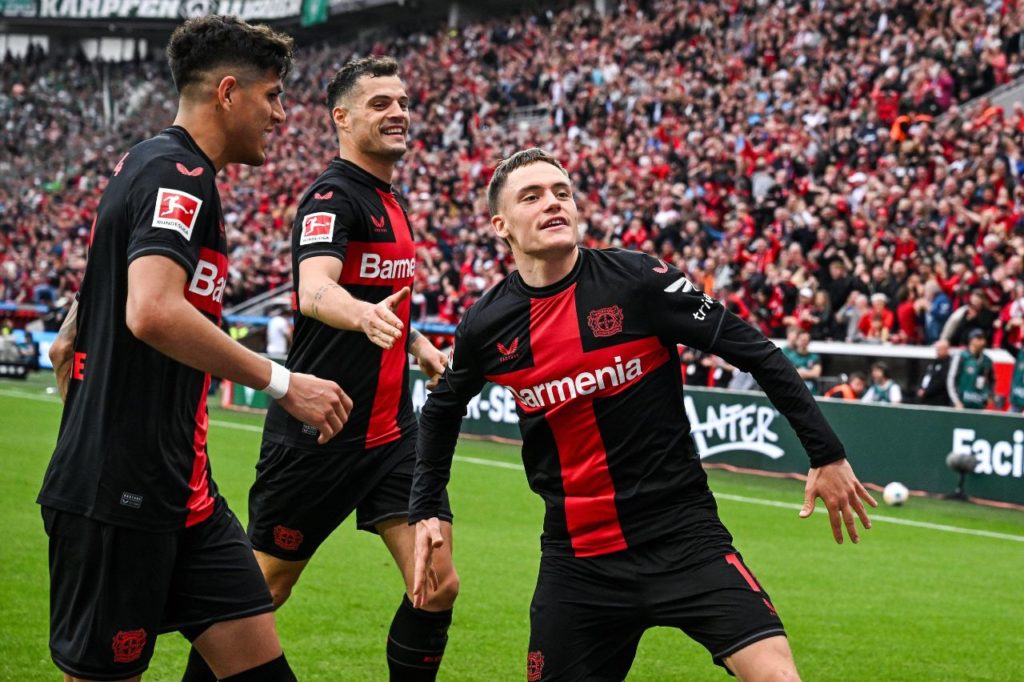 Florian Wirtz comemorando um de seus três gols na vitória do Bayer Leverkusen sobre o Werder Bremen pela Bundesliga