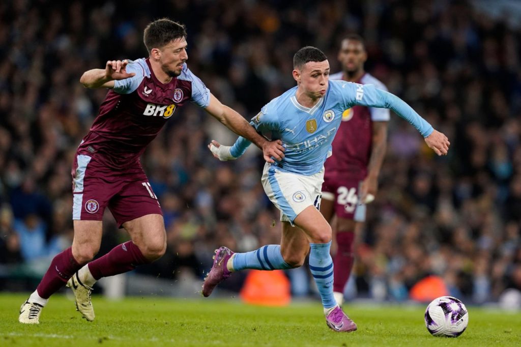 Phil Foden em ação pelo Manchester City na vitória em cima do Aston Villa pela Premier League