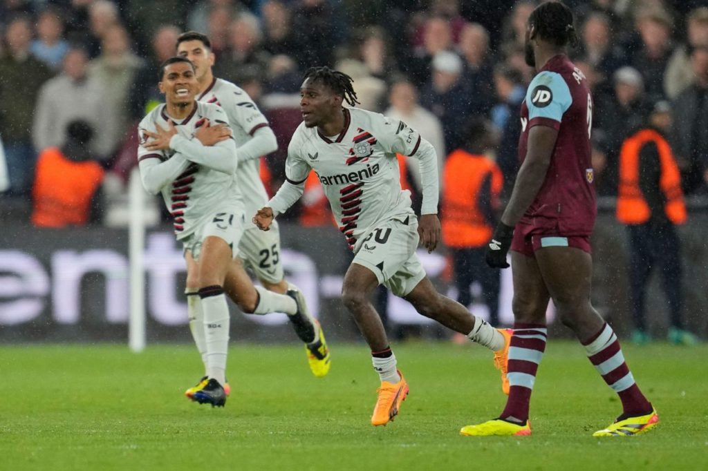 Frimpong-Bayer-Leverkusen-gol-alamy2X1Y49P Frimpong comemorando gol de empate do Bayer Leverkusen com o West Ham no London Stadium