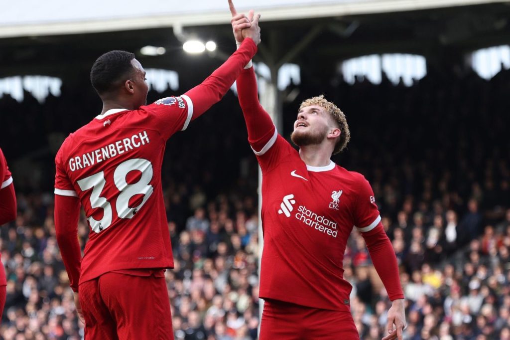 Gravenberch comemora gol do Liverpool na vitória sobre o Fulham no Craven Cottage