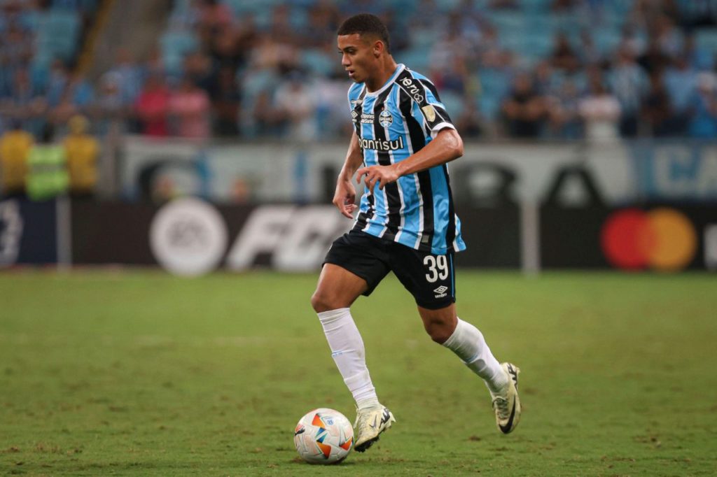 Gustavo-Nunes-Grêmio-jogo-alamy2X05620 Atacante Gustavo Nunes em ação pelo Grêmio