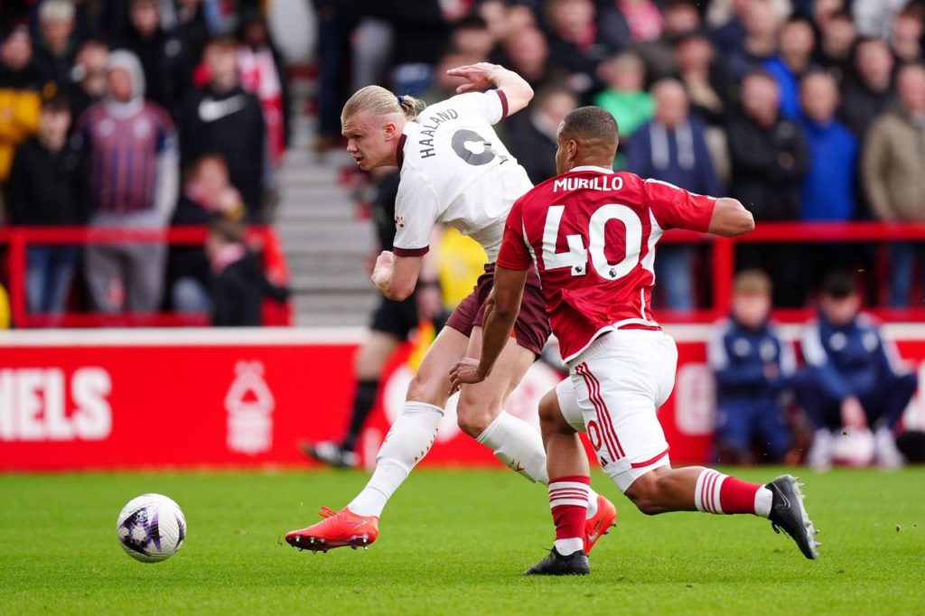 Centroavante Haaland marcando gol pelo Manchester City no jogo contra o Notingham Forest pela Premier League