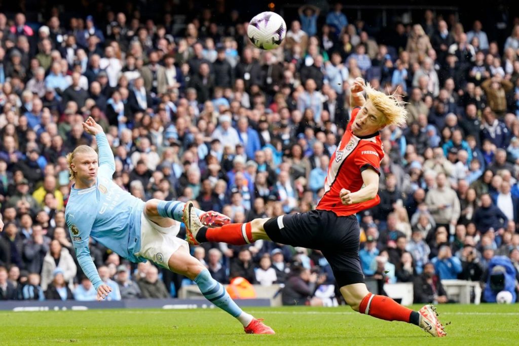 Haaland-gol-Manchester-City-alamy2X0PY21 Centroavante Erling Haaland finalizando a bola no rosto do zagueiro Hashioka do Luton Town