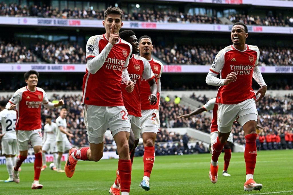 Havertz-Arsenal-jogo-alamy2X3PP5Y Kai Havertz comemora gol pelo Arsenal na vitória sobre o Tottenham