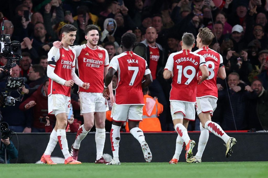 Havertz-gol-Arsenal-alamy2X2TAGX Kai Havertz comemora gol com os companheiros de Arsenal na vitória em cima do Chelsea