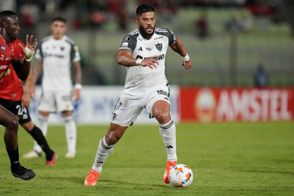 Centroavante Hulk jogando pelo Galo na Libertadores