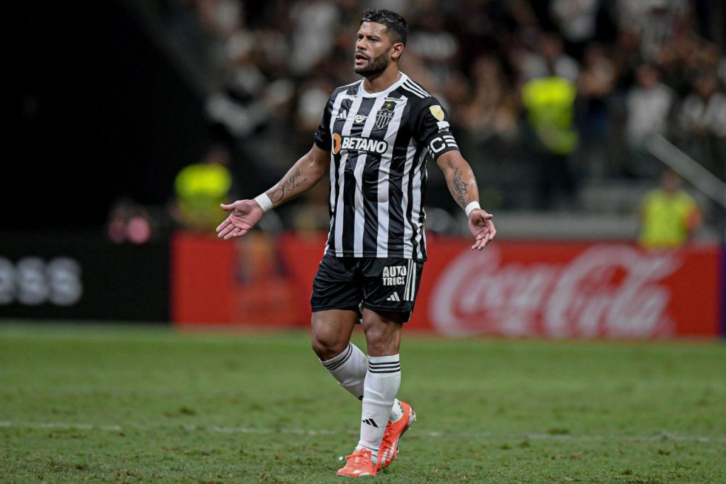 Atacante Hulk em ação pelo Galo