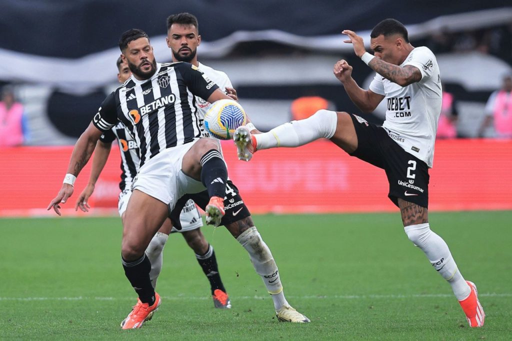 Hulk-Matheuzinho-Corinthians-Atlético-jogo-alamy2X103J0 Hulk disputa bola com Matheuzinho no jogo entre Corinthians e Atlético-MG na Neo Química Arena