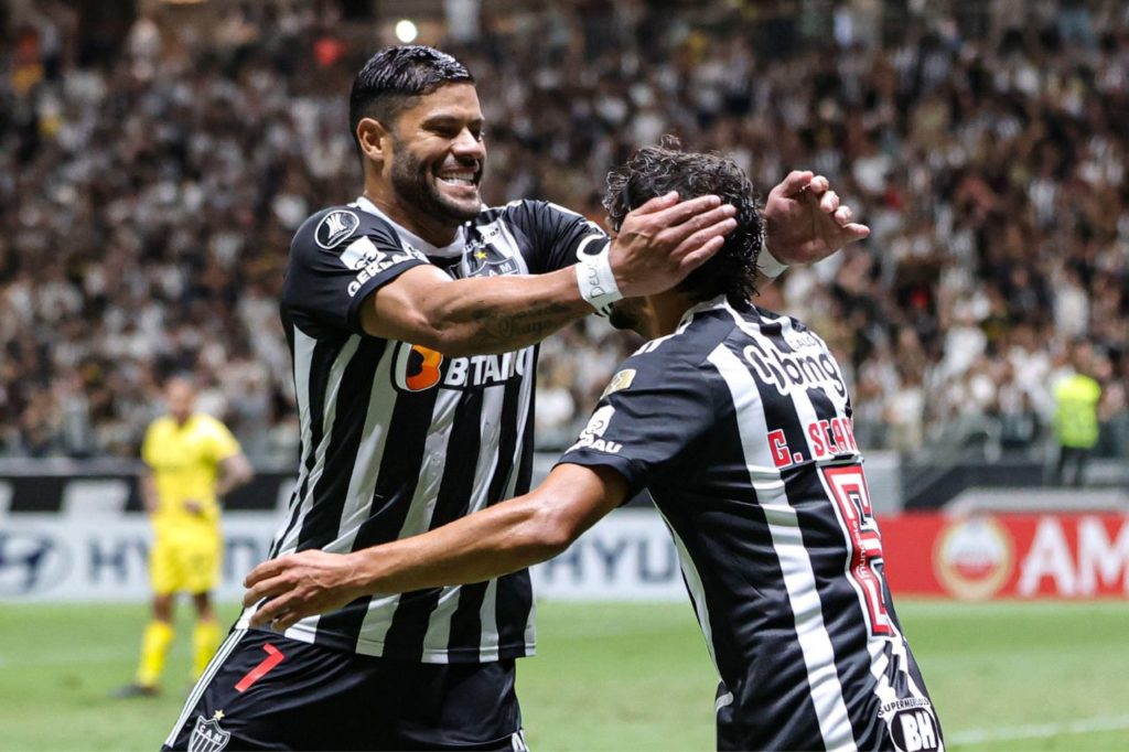 Centroavante Hulk comemorando gol do Atlético-MG com Gustavo Scarpa