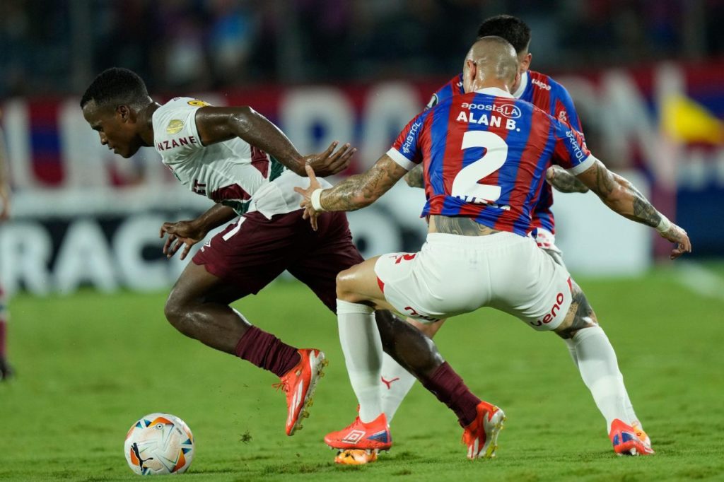 Jhon Arias em ação pelo Fluminense no jogo contra o Cerro Porteño em Assunção pela Conmebol Libertadores