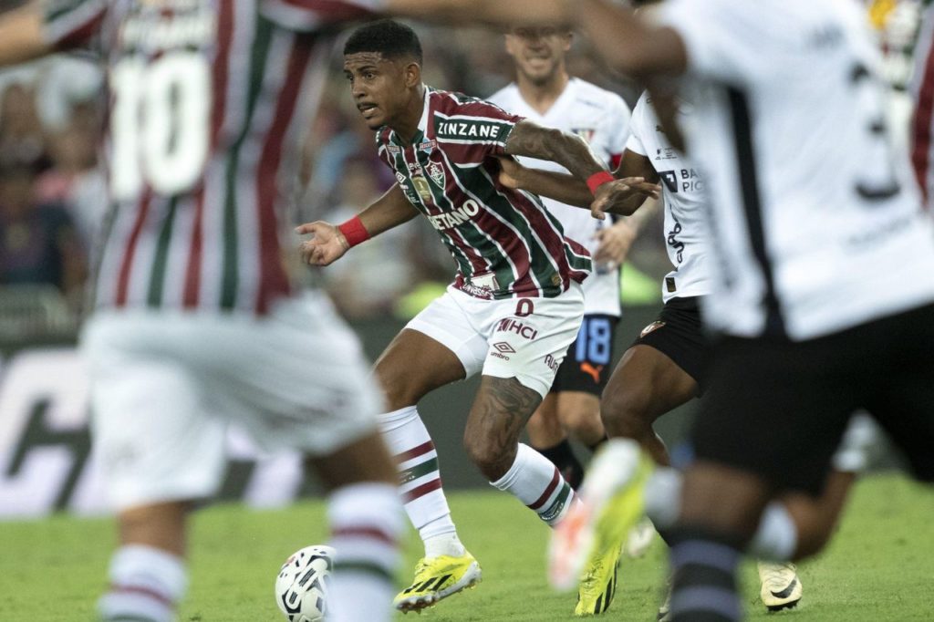 Atacante John Kennedy em ação pelo Fluminense