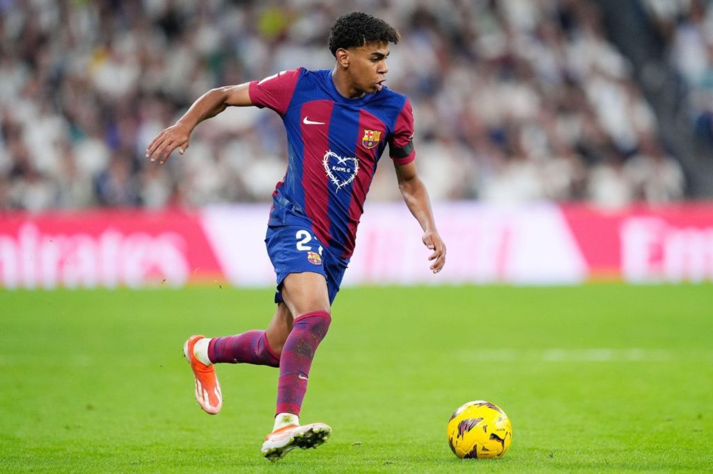 Lamine-Yamal-Barcelona-jogo-alamy2X2E49D Atacante Lamine Yamal em ação pelo Barcelona