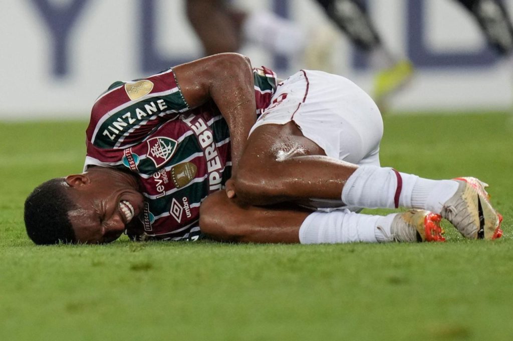 Lelê-Fluminense-lesão-jogo-alamy2X05BN4 Atacante Lelê sofre lesão em jogo do Fluminense pela Libertadores