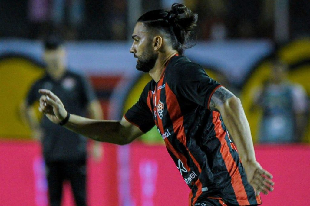 Atacante Léo Gamalho em ação pelo Vitória no Campeonato Brasileiro