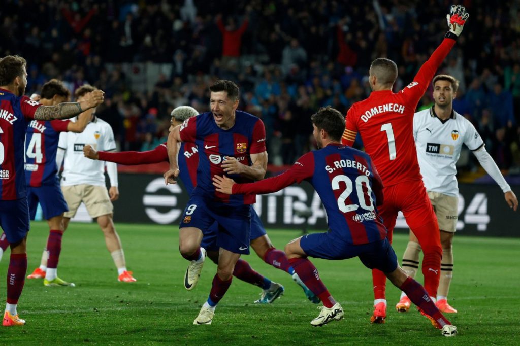 Centroavante Robert Lewandowski comemora gol pelo Barcelona