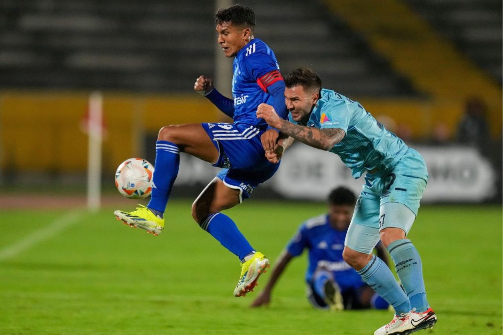 Volante Lucas Romero atuando pelo Cruzeiro na Sul-Americana