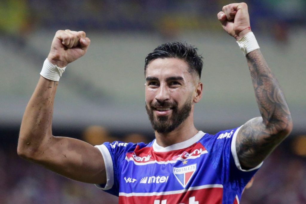 Centroavante Lucero comemora gol pelo Fortaleza