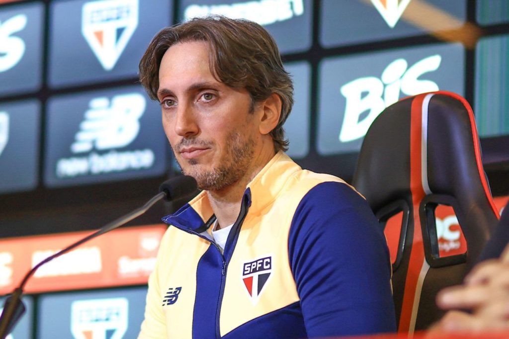Técnico Luis Zubeldía prepara o São Paulo para jogo da Libertadores contra o Barcelona de Guayaquil