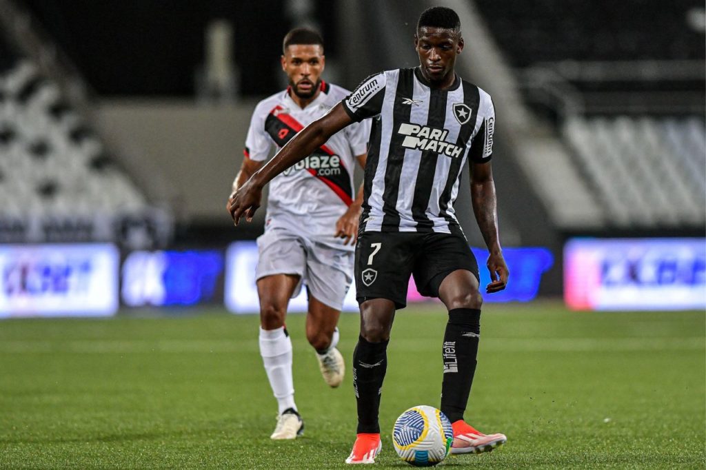 Atacante Luiz Henrique em ação pelo Botafogo