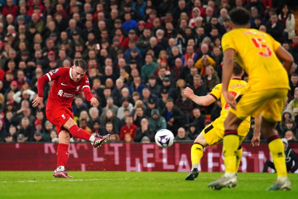 Mac-Allister-Liverpool-gol-alamy2WY7NK7 Mac Allister chuta para fazer um golaço na vitória do Liverpool sobre o Sheffield United