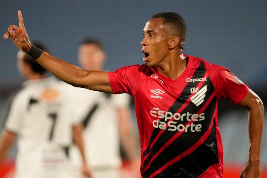 Madson-Athletico-gol-alamy2X35EA4 Madson comemora o gol do Athletico-PR na Sul-Americana