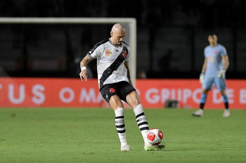 Zagueiro Maicon em ação pelo Vasco