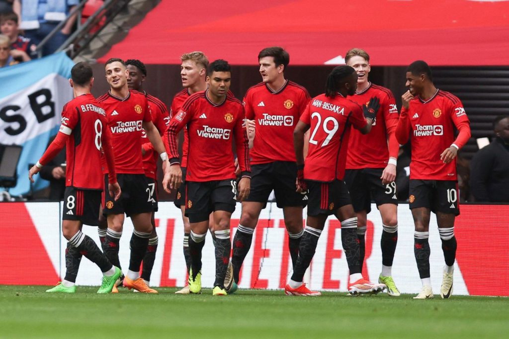 Jogadores do Manchester United comemoram gol na semifinal contra o Coventry City
