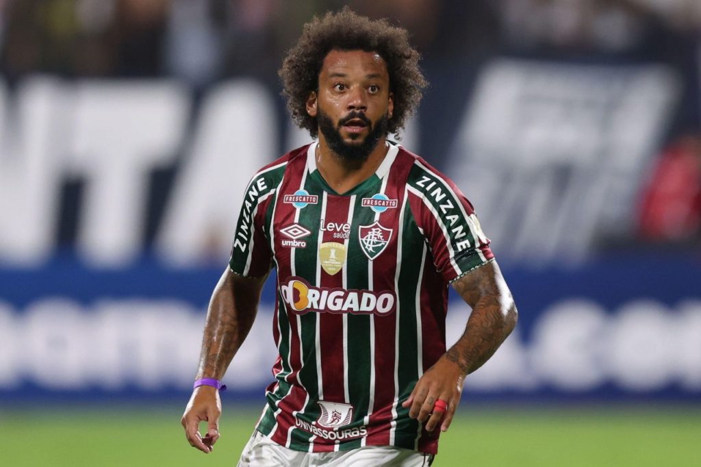 Lateral Marcelo em ação pelo Fluminense