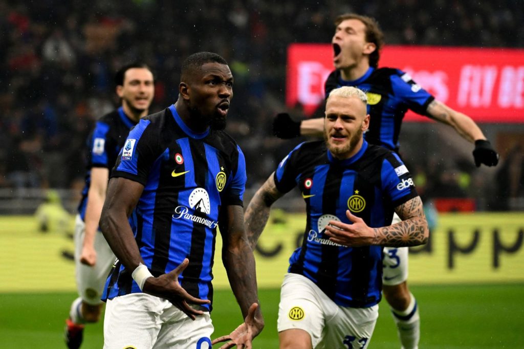 Marcus-Thuram-Internazionale-gol-alamy2X2HTW6 Marcus Thuram comemorando o segundo gol da Inter de Milão na vitória sobre o Milan, que garantiu o título italiano