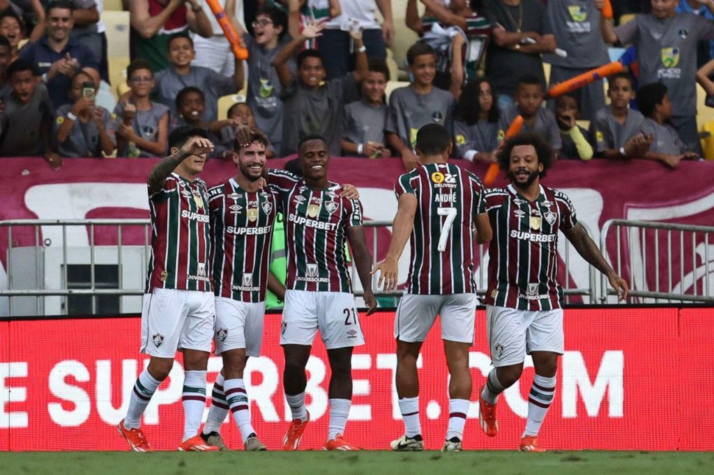 Martinelli-Fluminense-gol-alamy2X282D5 Volante Martinelli comemorando gol do Fluminense ao lado dos companheiros no Maracanã