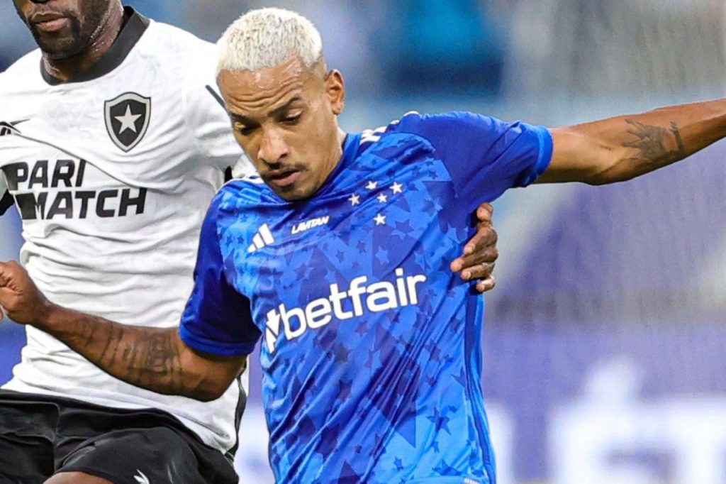 Meia Matheus Pereira em jogo do Cruzeiro