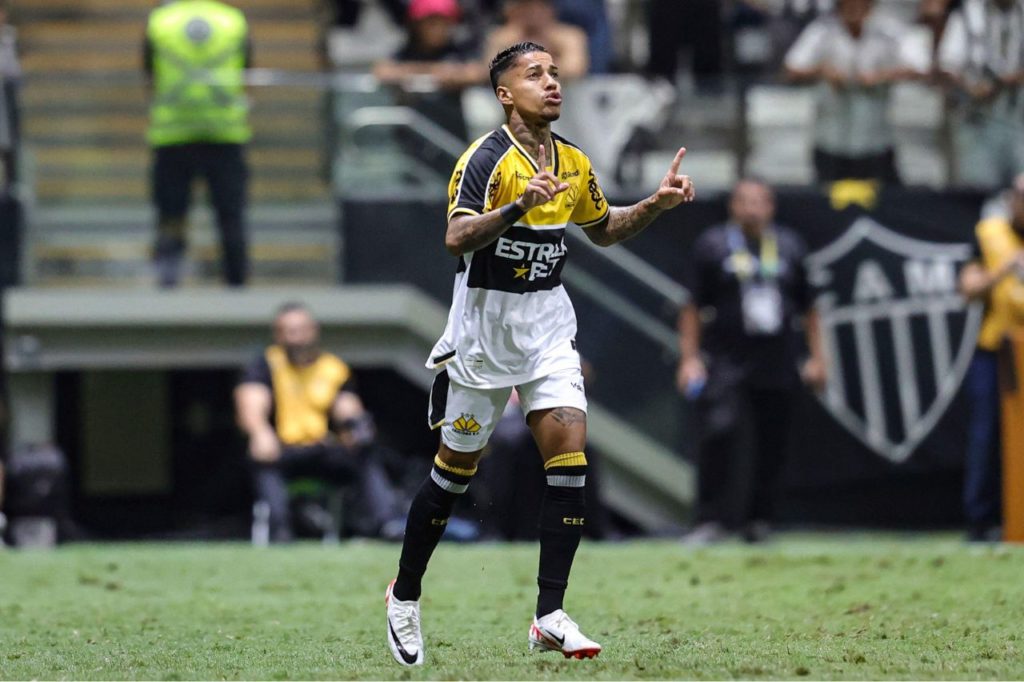Matheusinho-Criciúma-gol-alamy2X1PTBC Matheusinho comemora gol do Criciúma no empate com o Atlético-MG pelo Brasileiro
