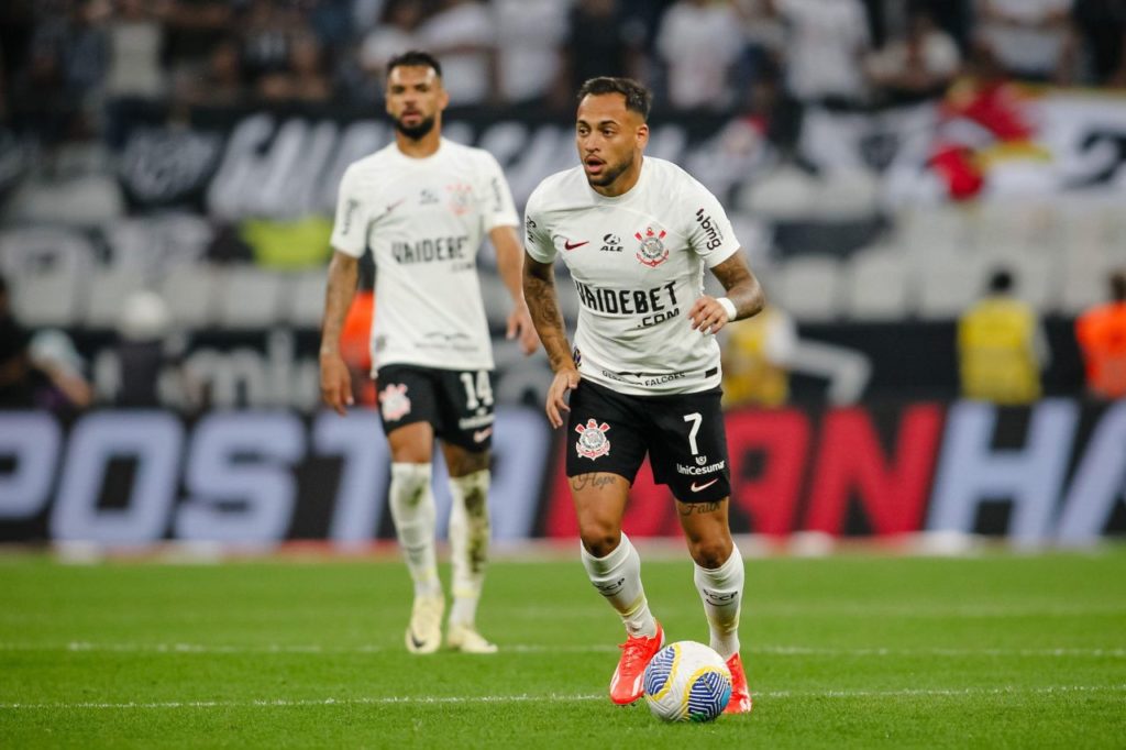 Volante Maycon em ação pelo Corinthians no Brasileirão