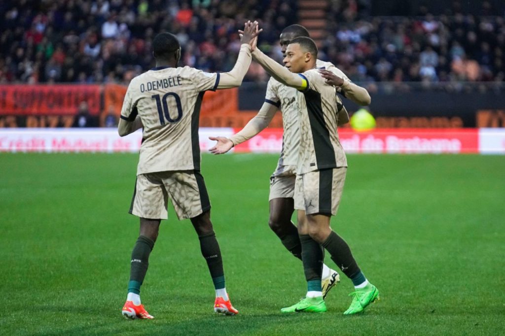 Mbappe-Dembele-PSG-gol-alamy2X34R3D Mbappé comemora com Dembélé em vitória do Paris Saint-Germain sobre o Lorient na Ligue 1