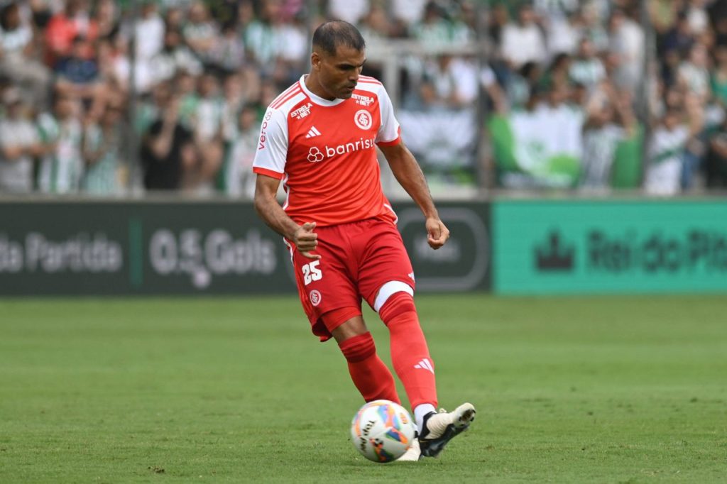 Mercado-Inter-jogo-imago1042641200h Zagueiro Gabriel Mercado em ação pelo Inter