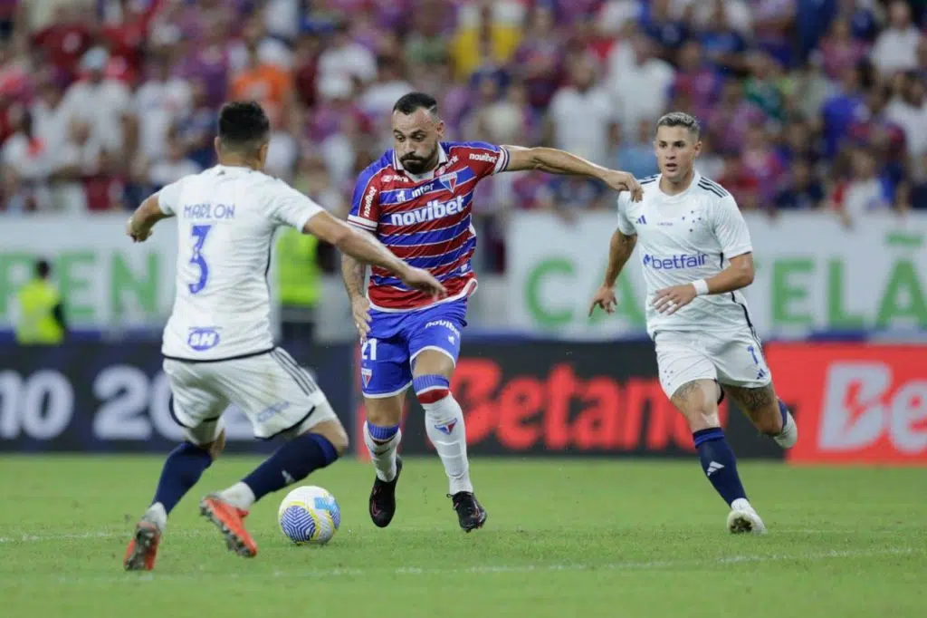 Moisés do Fortaleza sendo marcado por Marlon e Mateus Vital do Cruzeiro no Castelão