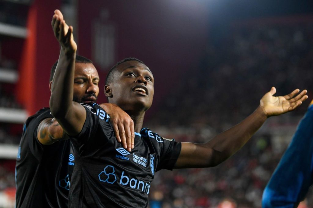 Nathan-Fernandes-Gremio-gol-alamy2X2WEA7 Nathan Fernandes comemora o gol do Grêmio na vitória em cima do Estudiantes em La Plata